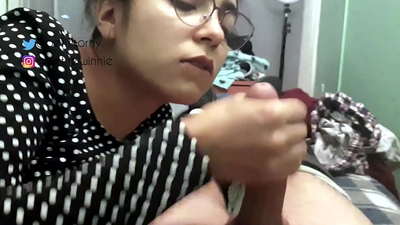 കൈയിൽ ഫിനിഷിംഗ് ഉപയോഗിച്ച് കൈകൊണ്ട് നിർമ്മിച്ചത് - ധാരാളം പാൽ